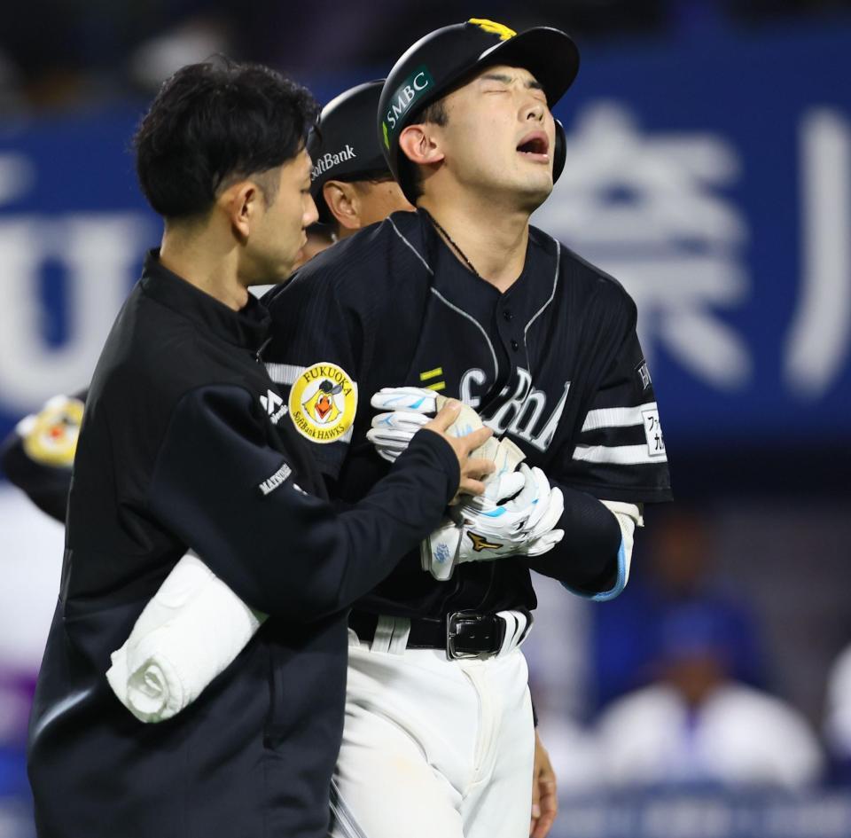 １１回、死球を受け、ベンチに下がる山本祐（撮影・中島達哉）