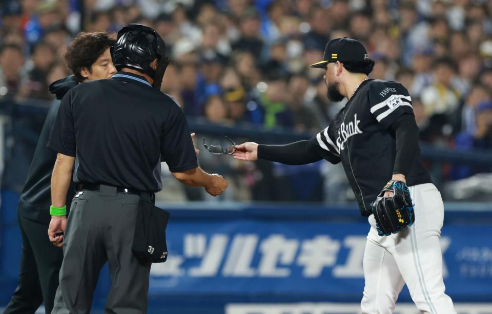 １０回、佐野の打席中にサングラスを外し、スタッフに手渡すオスナ（右）＝撮影・伊藤笙子