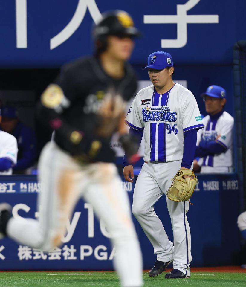 １１回、代打・柳町に犠飛を許し、肩を落とす馬場（撮影・中島達哉）