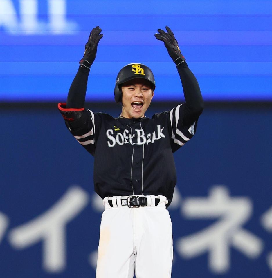 １１回、勝ち越しとなる適時二塁打を放ち、ベンチに向かって吠える庄子（撮影・中島達哉）