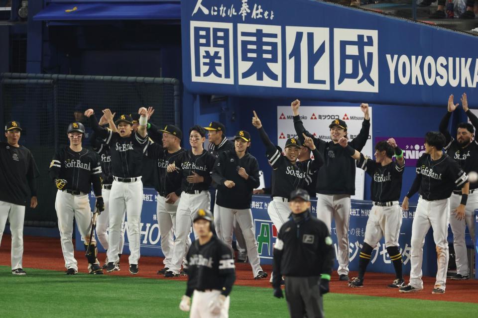 延長１１回、庄子の勝ち越し二塁打で盛り上がるソフトバンクナイン（撮影・金田祐二）