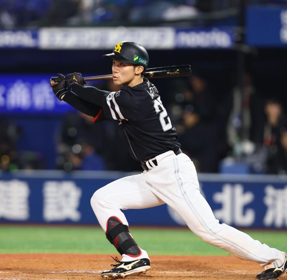 １１回、勝ち越しとなる適時二塁打を放つ庄子（撮影・中島達哉）