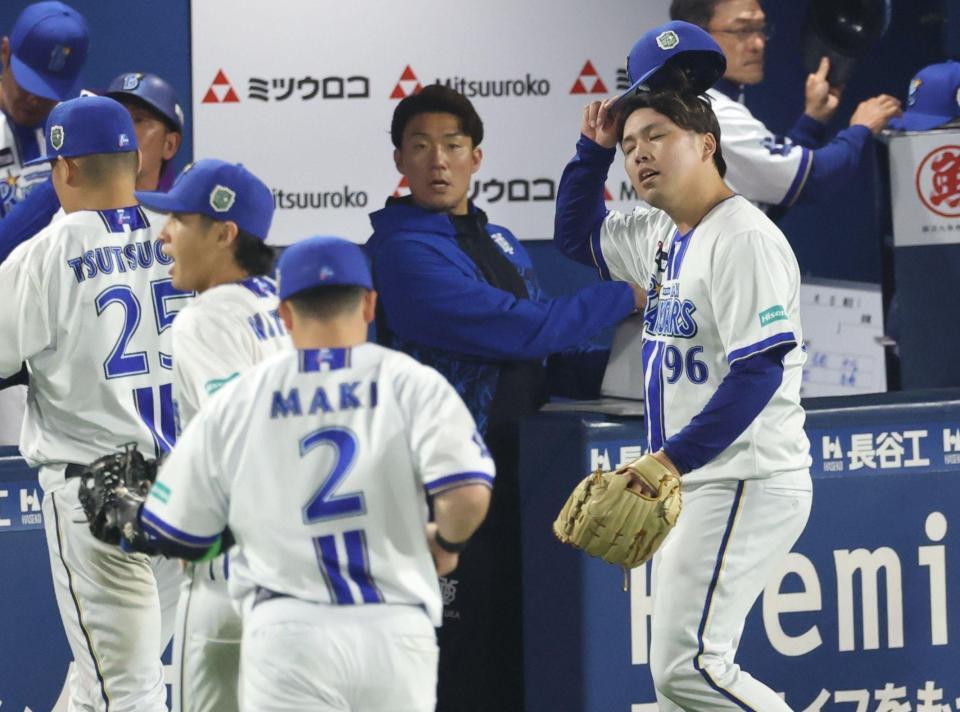 延長１１回、勝ち越しを許した馬場（撮影・金田祐二）