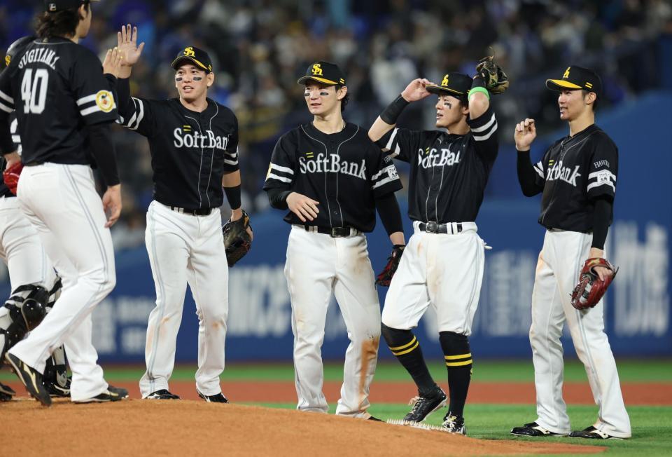 延長戦を制し、先手を取ったソフトバンクナイン（撮影・伊藤笙子）