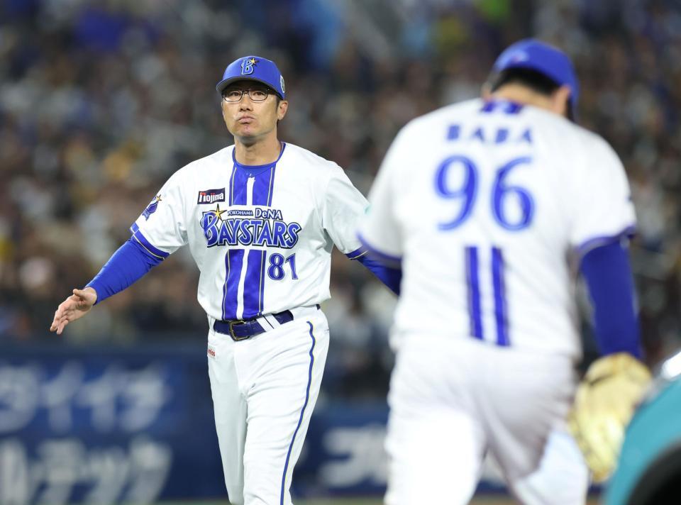 １１回、山本祐を迎え、馬場（右）を送り込んだ相川監督（撮影・伊藤笙子）