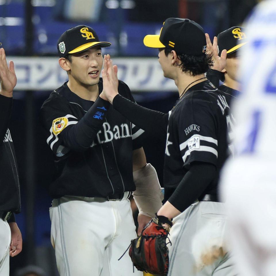 試合後、左手にアイシングをした状態でハイタッチをする山本祐（左）＝撮影・伊藤笙子