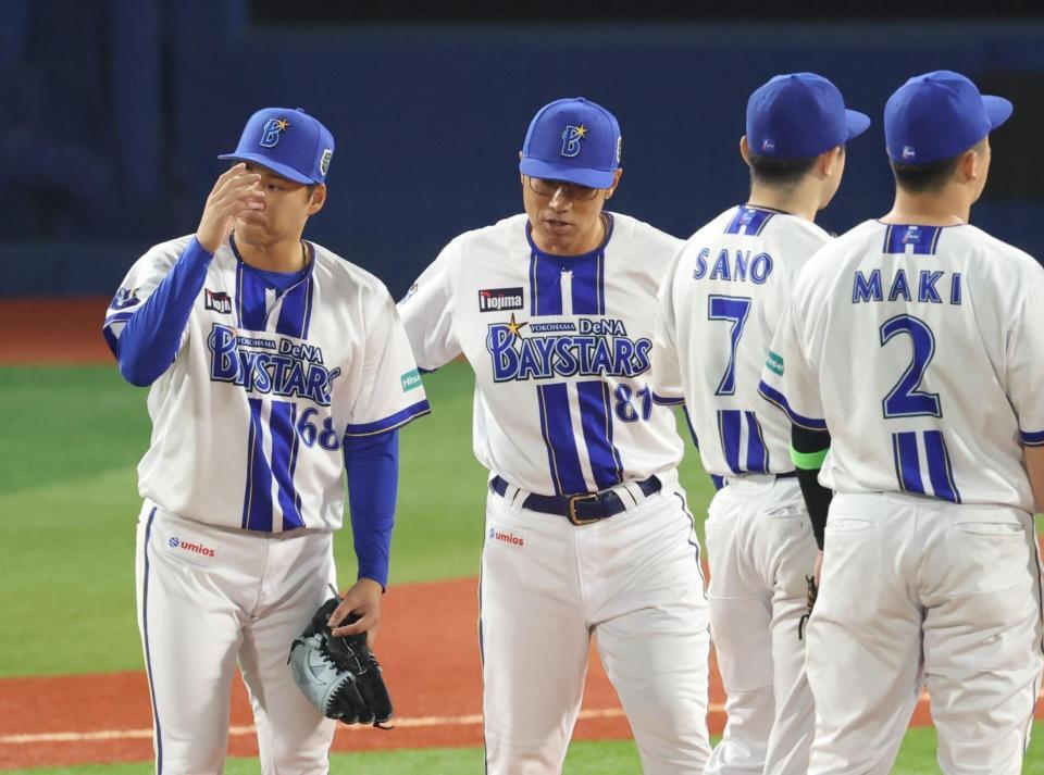 延長１１回、相川監督に降板を告げられる岩田（撮影・金田祐二）