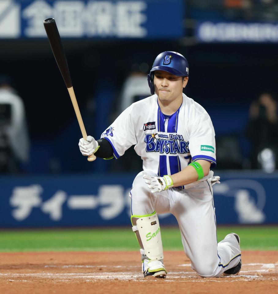 １０回、空振り三振に倒れる佐野（撮影・伊藤笙子）