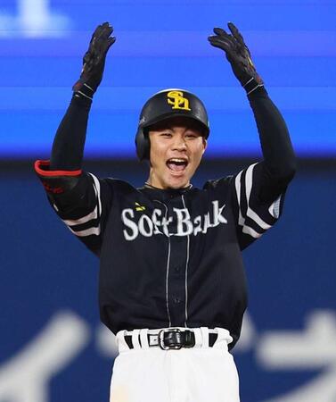 　１１回、勝ち越しの適時二塁打を放ち、ベンチに向かって吠える庄子（撮影・中島達哉）
