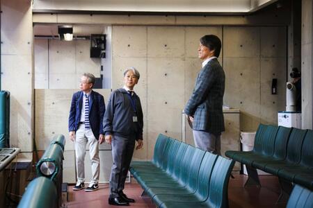 ジャイアンツタウンスタジアムのベンチからグラウンドを見る松井新監督（球団提供）