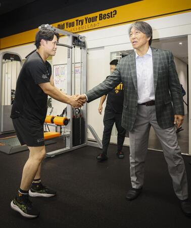 中山（左）と握手する松井新監督（球団提供）