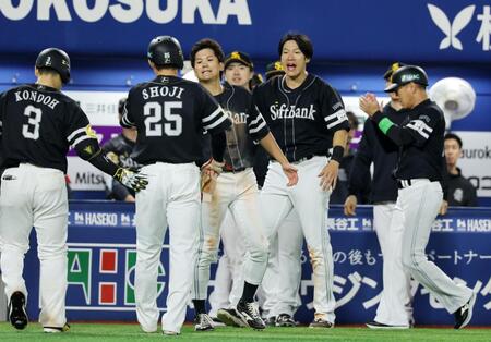 １１回、勝ち越し打を放った庄司（２５）を迎えるソフトバンクナイン＝２４日