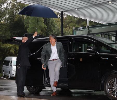 球団施設の視察に訪れた松井新監督（撮影・西岡正）