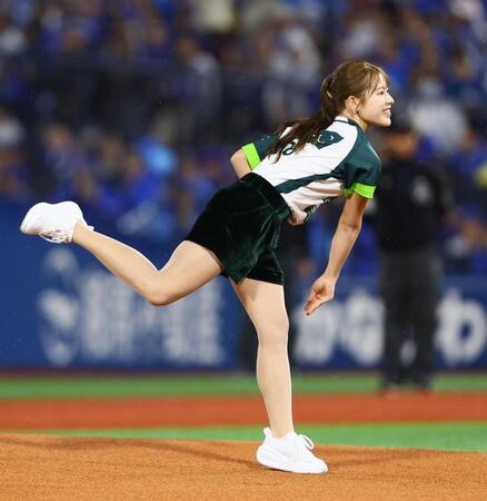 始球式を務める吉田鈴（撮影・中島達哉）