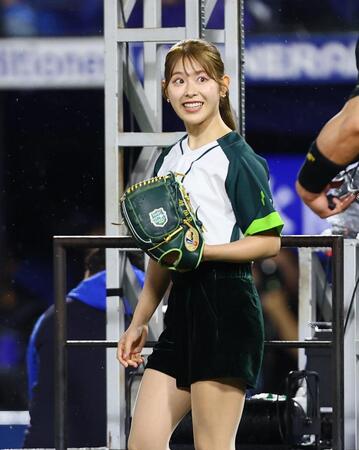始球式に登場した吉田鈴（撮影・中島達哉）