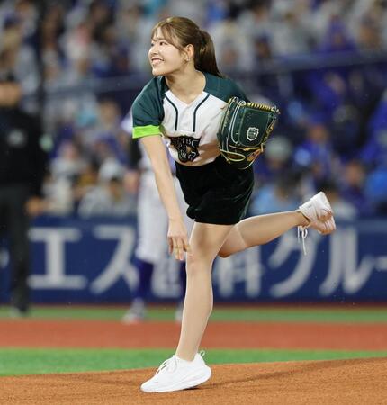 始球式を務めるプロゴルファーの吉田鈴