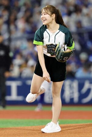 始球式を務めるプロゴルファーの吉田鈴