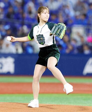 始球式を務めるプロゴルファーの吉田鈴