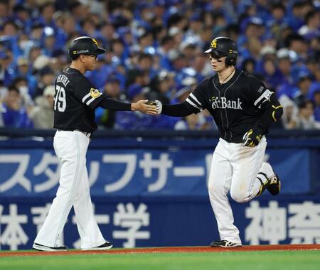 ３回、先制となる左越えソロを放った正木（右）＝撮影・伊藤笙子