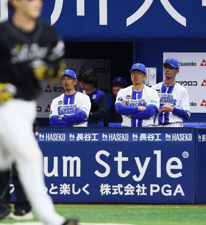 ３回、正木（左）に先制ソロを浴び、厳しい表情の相川監督（右から２人目）＝撮影・中島達哉