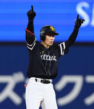 ４回、適時二塁打を放ち、塁上でポーズをとる庄子（撮影・中島達哉）