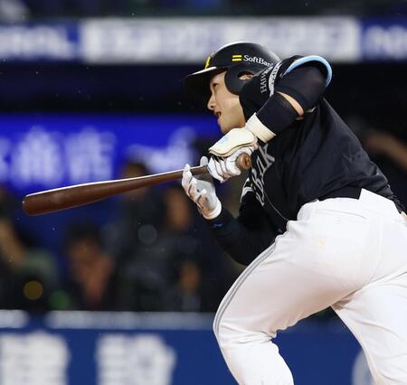 ４回、左前打を放つ山本（撮影・中島達哉）