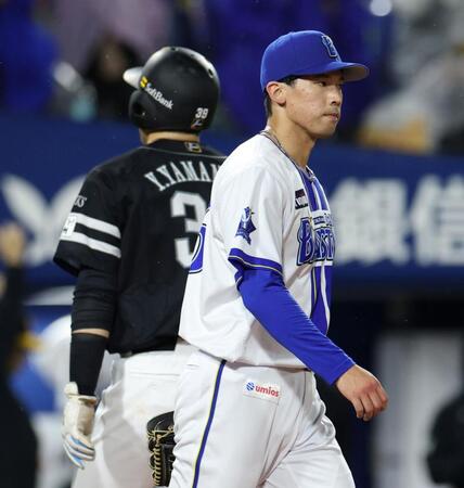 ４回、庄子の適時二塁打で山本（奥）の生還を許した尾形（撮影・伊藤笙子）