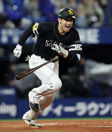 ４回、左前打を放ち、声を上げながら一塁へ向かう山本（撮影・伊藤笙子）