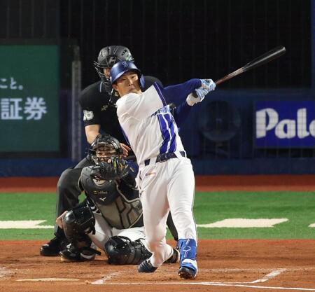 ２回、二塁打を放つ井上（撮影・金田祐二）