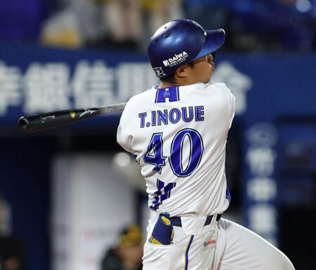 ４回、レフトフェンス直撃の二塁打を放つ井上（撮影・伊藤笙子）