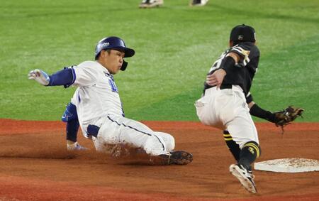 ４回ＤｅＮＡ２死、二塁打を放ち滑り込むＤｅＮＡ・井上朋也＝横浜（撮影・金田祐二）
