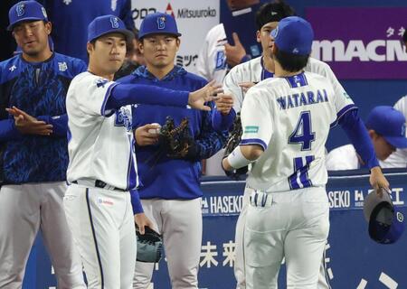 ５回、度会のエラーで作ったピンチを救った岩田（撮影・金田祐二）