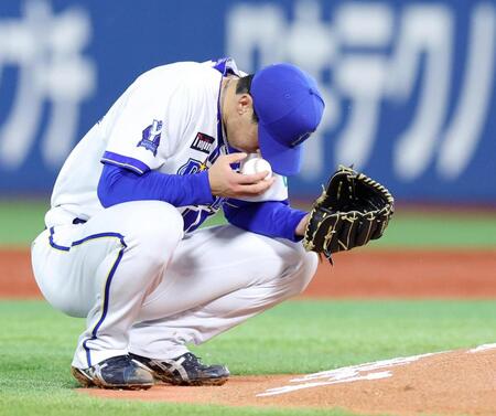 ５回、降板を告げられしゃがみ込む先発の尾形