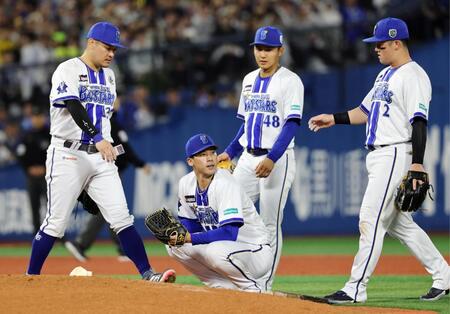 ５回表、マウンドに座り込む尾形の下へ集まるＤｅＮＡナイン