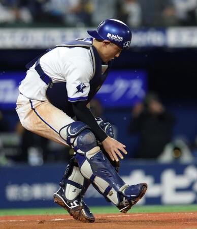 ８回、牧原大のバントした小飛球をワンバウンドで捕球する松尾（撮影・伊藤笙子）