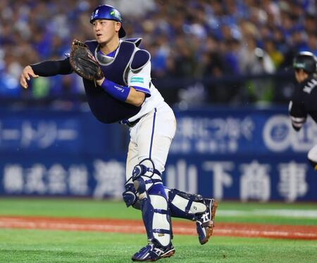８回、牧原大（右）の送りバントの打球を処理し、三塁へ送球する松尾（撮影・中島達哉）