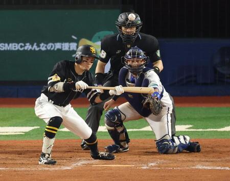８回、バントがフライになり、走者２人をアウトにしてしまった牧原大（撮影・金田祐二）