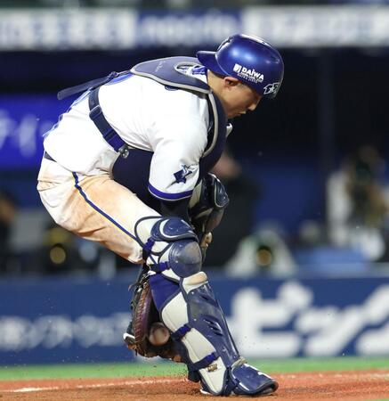 ８回、牧原大のバントした小飛球をワンバウンドで捕球する松尾（撮影・伊藤笙子）