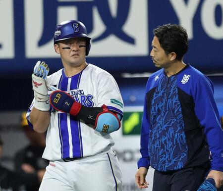 ８回、右手に死球を受け、トレーナーに当たった箇所を示す牧（左）＝撮影・伊藤笙子