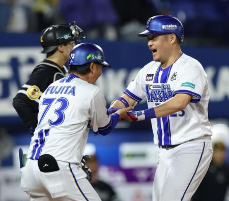 ８回、逆転となる左越え３ランを放った筒香（右）＝撮影・伊藤笙子