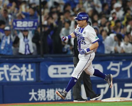 ８回、逆転となる左越え３ランを放ち、拳を握りしめる筒香（撮影・伊藤笙子）