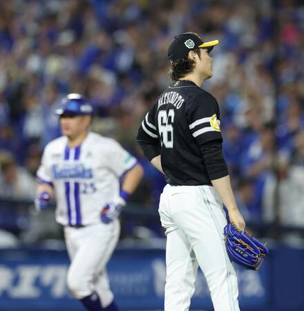 ８回、筒香（奥）に逆転３ランを浴びた松本裕（撮影・伊藤笙子）