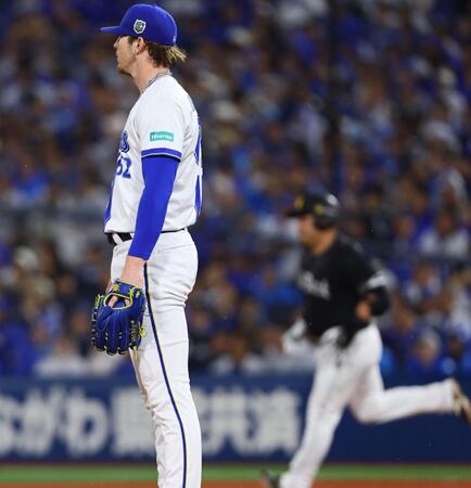 ９回、代打・山川（右）に同点ソロを浴びるレイノルズ（撮影・中島達哉）