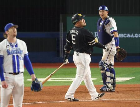 ９回、左越えに同点ソロを放つ代打・山川（撮影・金田祐二）