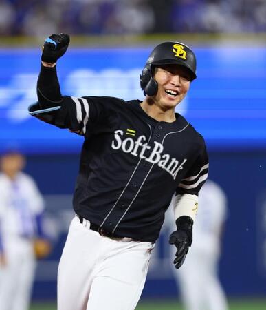 １０回、勝ち越しソロを放ち、拳を握りながらダイヤモンドを回る川村（撮影・中島達哉）