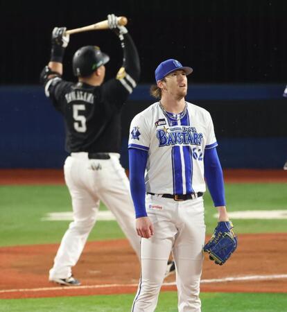 ９回、代打・山川に同点ソロを浴びるレイノルズ（撮影・金田祐二）