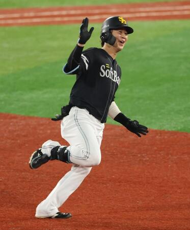 １０回、勝ち越しソロを放ち喜ぶ川村（撮影・金田祐二）