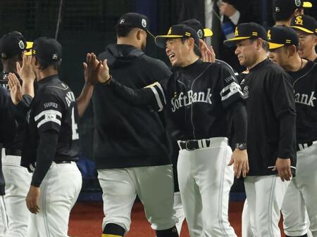 笑顔でナインを迎える小久保監督（撮影・金田祐二）