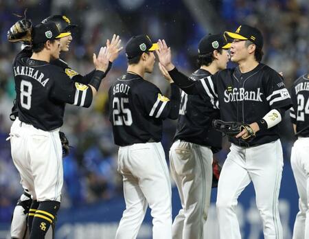 決勝弾を放ち、試合後笑顔でナインとハイタッチする川村（右）＝撮影・伊藤笙子