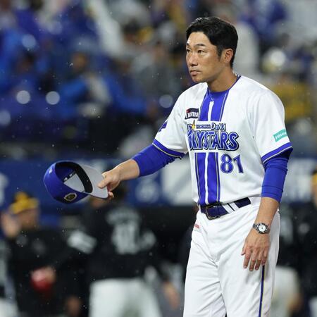２戦連続で延長戦を落とし、試合後スタンドに一礼する相川監督（撮影・伊藤笙子）